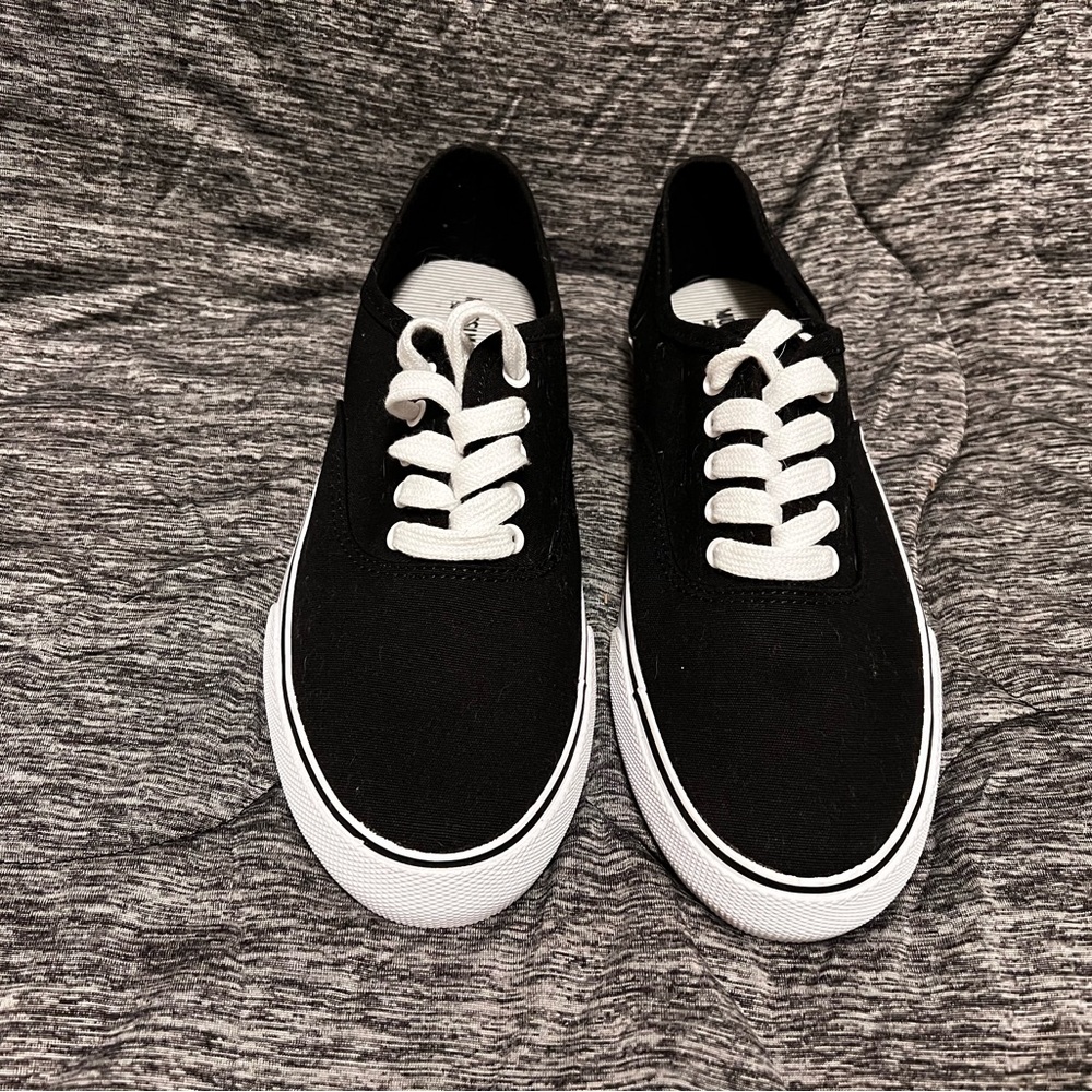 New without tags Mossimo Women’s Sneakers size 8 black